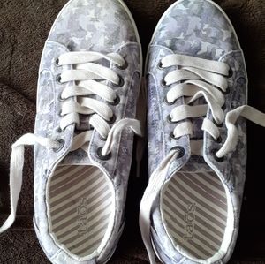 Taos brand shoes sz 7 ***FITS MORE LIKE SIZE 6**